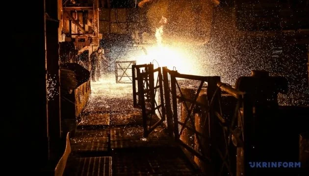 Розпечений метал у цеху металургійного підприємства