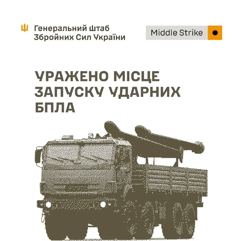 Военная спутниковая и радиолокационная антенна связи на фоне вечернего неба