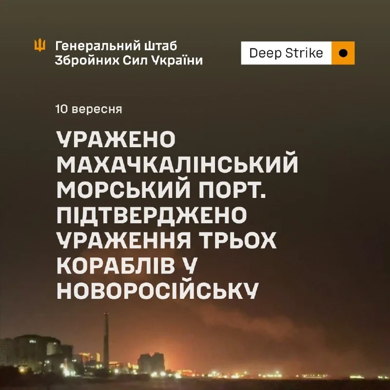 Силуэт военного корабля возле портовых кранов в морском заливе
