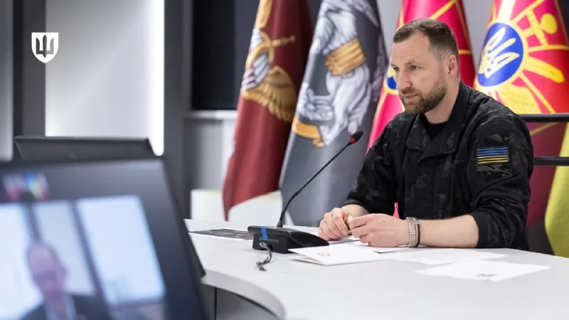 Современный перехватчик беспилотников и антенна мобильного комплекса радиоэлектронной борьбы на открытом полигоне