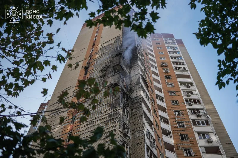 Службове фото ДСНС з місця події в Дарницькому районі Києва.
