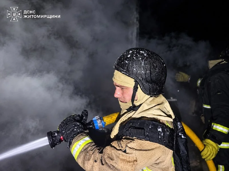 Поврежденные оконные рамы и стена медицинского корпуса после обстрела