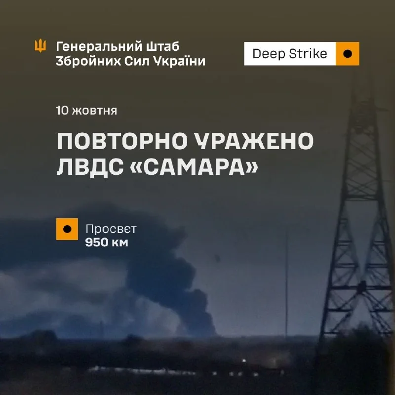 Промышленный металлический вентиль на нефтепроводе на фоне резервуарного парка