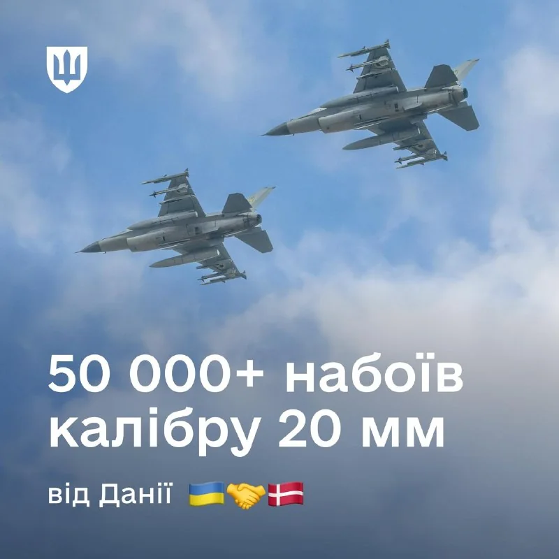 Лента с 20-миллиметровыми авиационными патронами для истребителя на металлической поверхности аэродромного ангара