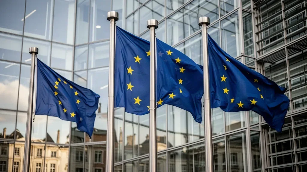 Будівля Європейської комісії у Брюсселі з прапорами Євросоюзу на флагштоках крупним планом