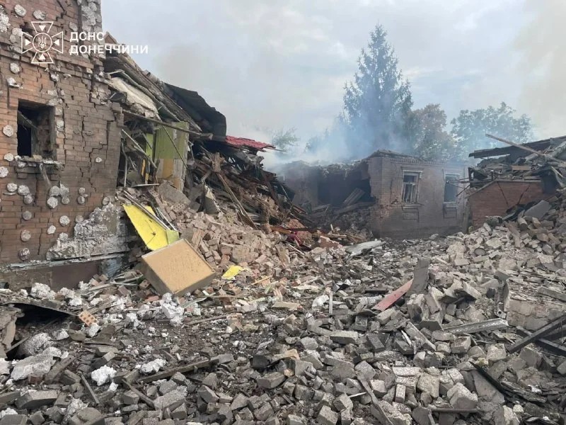 Спасатели разбирают завалы разрушенного частного жилого дома