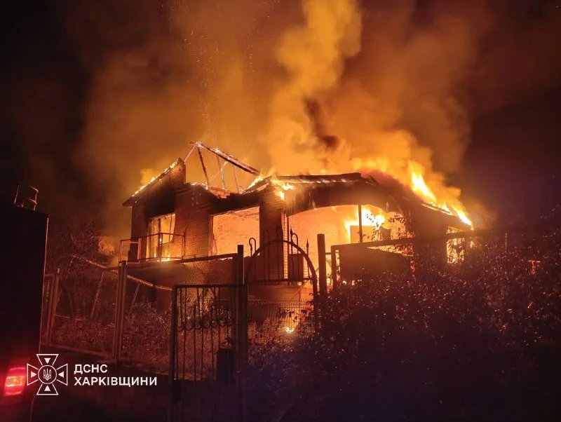 Спасатели у поврежденной крыши частного дома после пожара