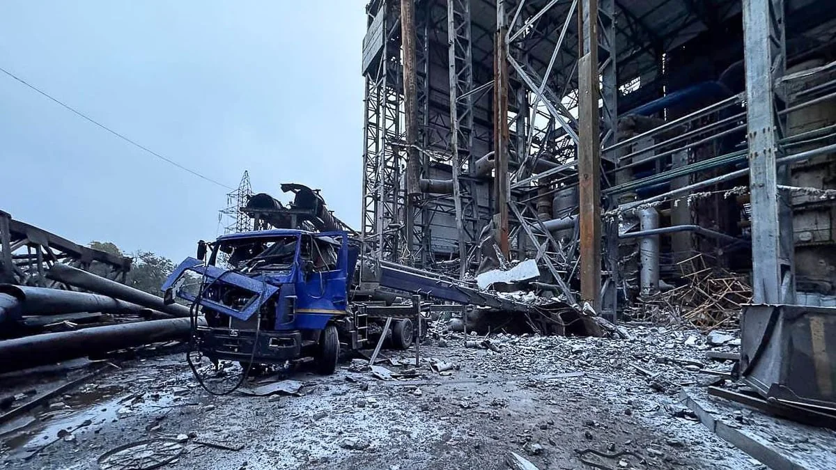 Зруйновані металеві балки та конструкції промислового заводу після вибуху
